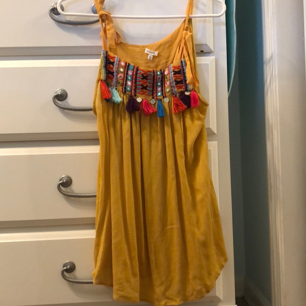En creme tassle tank top